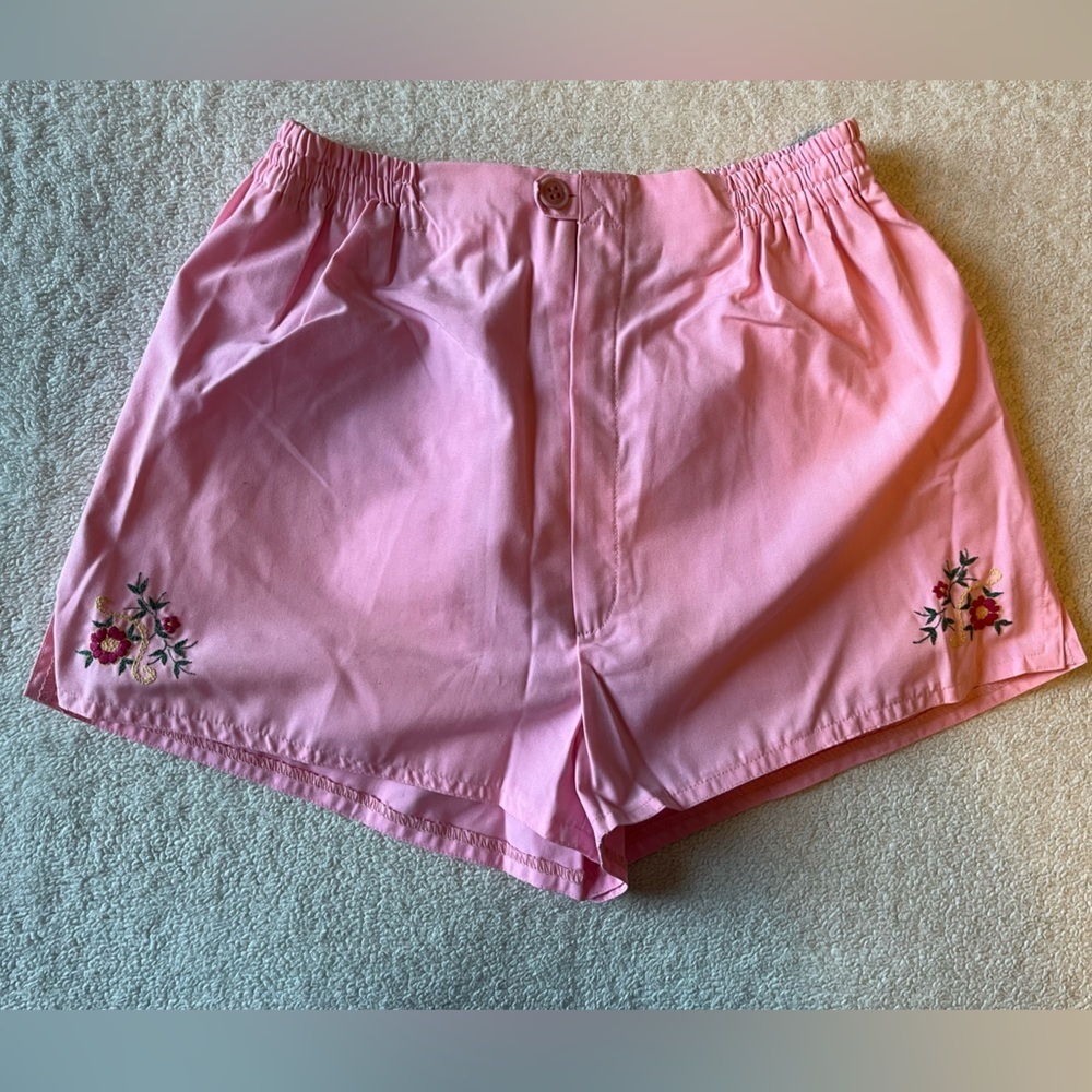 Vintage “C’est joli” brand pink shorts w embroidered flowers, Sz S